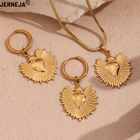 Conjunto Radiante Amor: Collar y Pendientes Chapados en Oro 18K