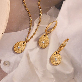 Elegante conjunto de collar y aretes con colgante de gota